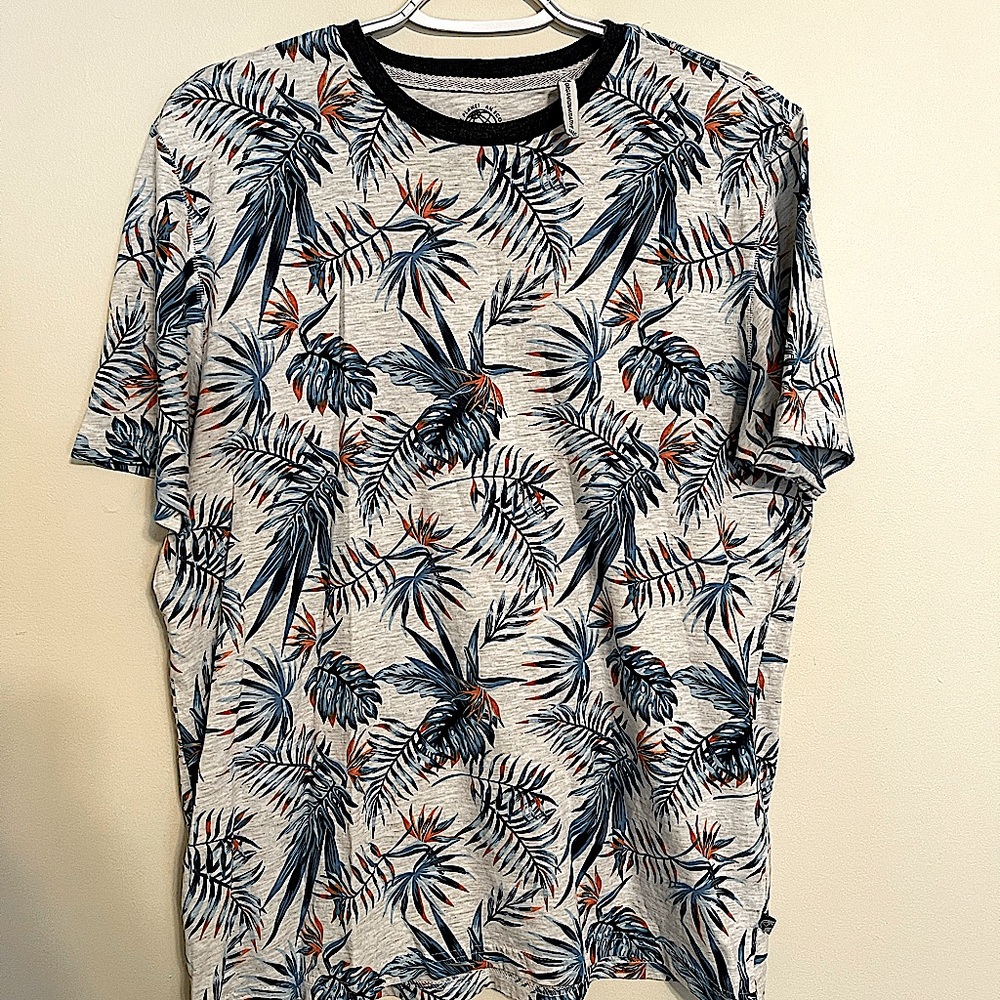 Used Excellent condition Free Planet T shirt
